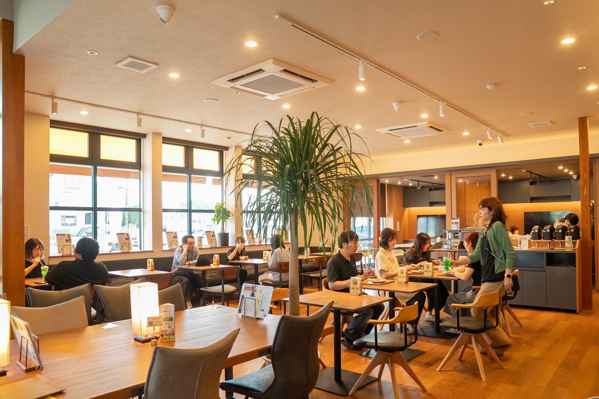賑わう店内